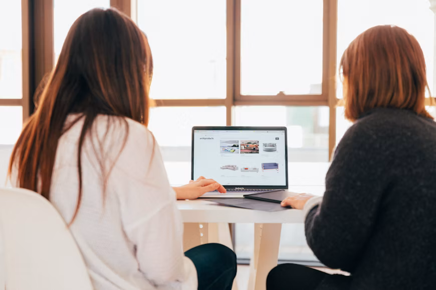 Deux professionnelles échangeant autour d'une situation de travail