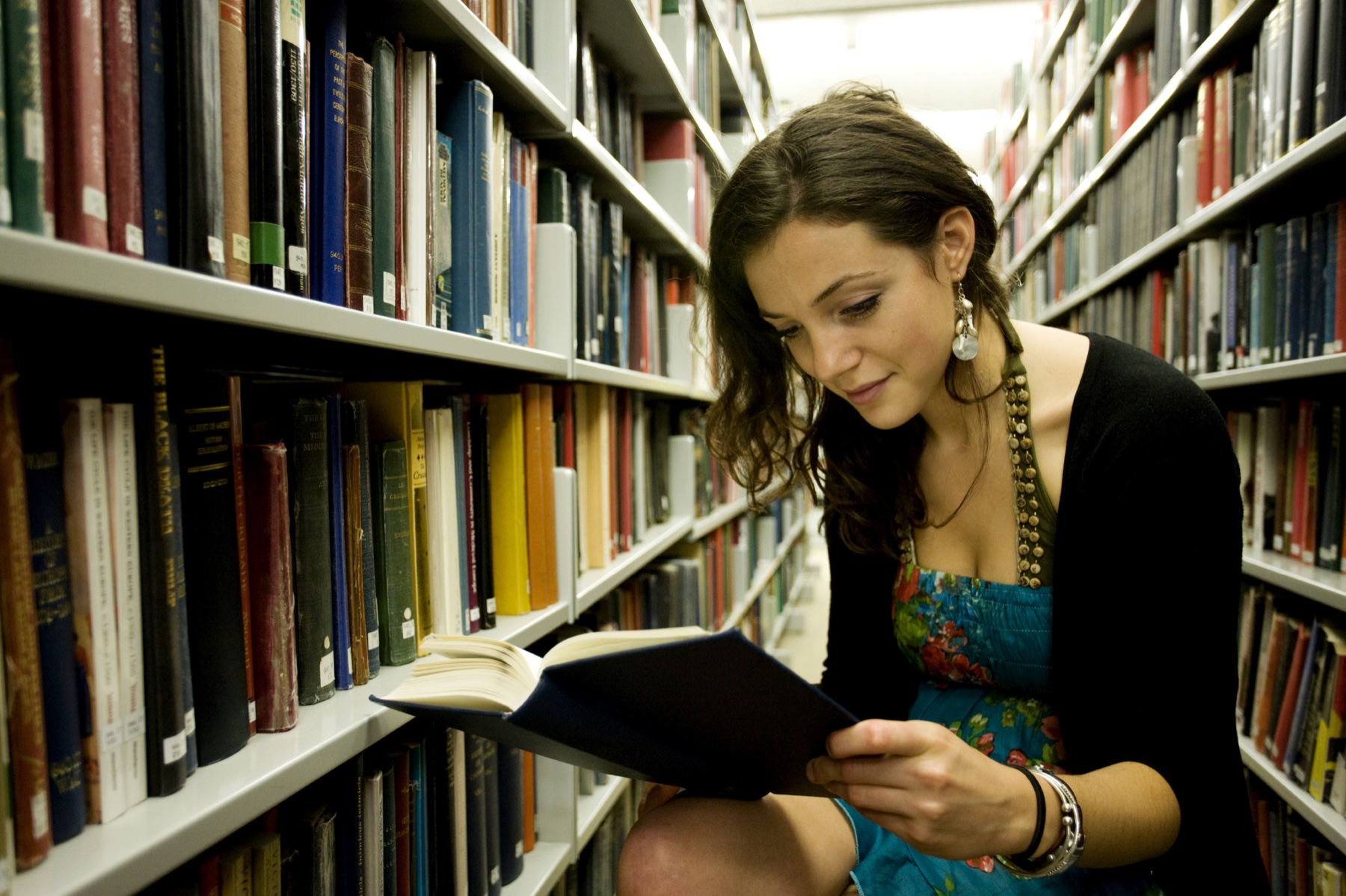 Étudiante travaillant avec méthode en bibliothèque